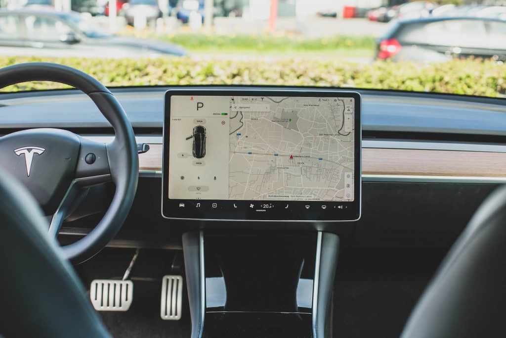 Un sistema de navegación GPS que aparece en la pantalla de un vehículo Tesla, ejemplificando la avanzada tecnología y la comodidad de la navegación en los coches modernos.